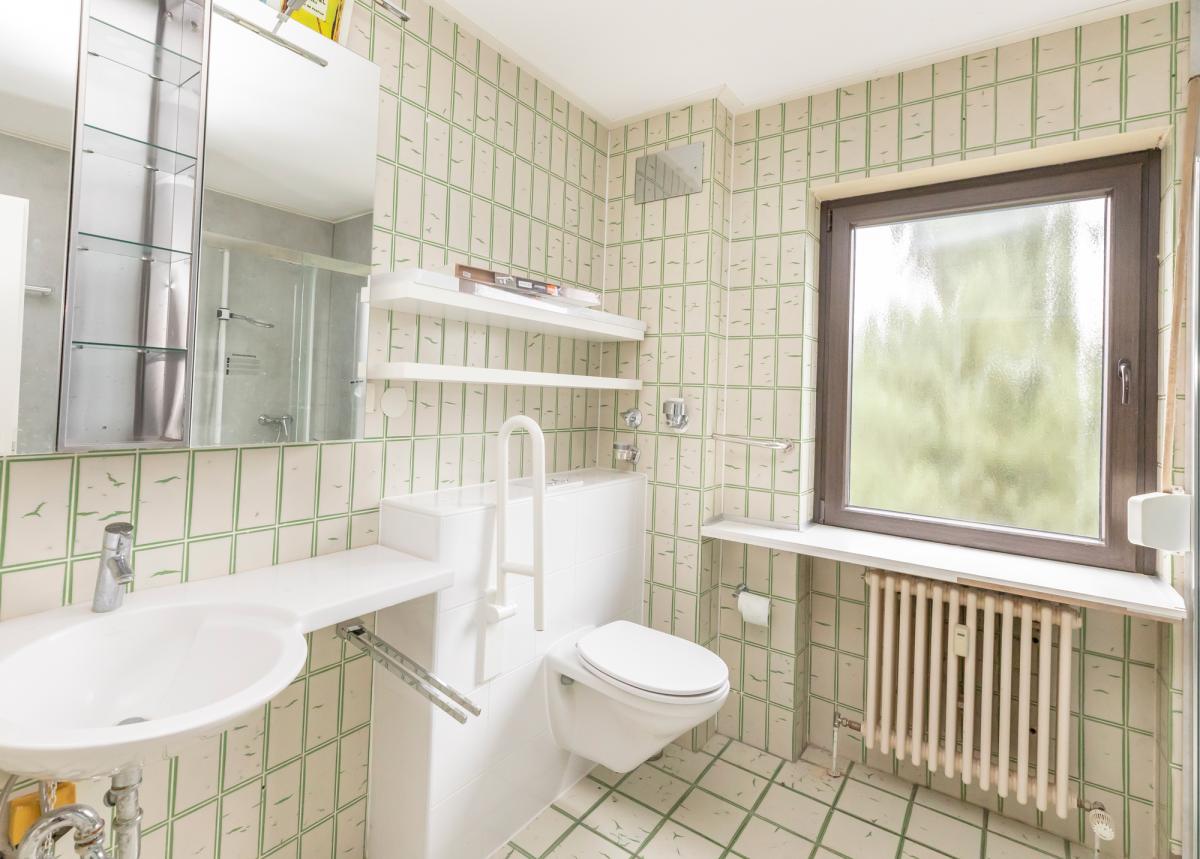 Leeres Badezimmer einer Eigentumswohnung vor dem Home Staging