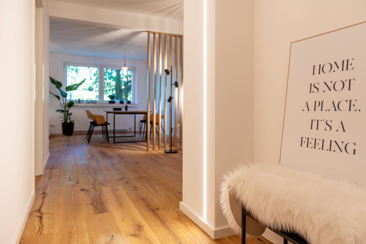 Stimmungsvoll beleuchtetes Wohnzimmer in Eppstein