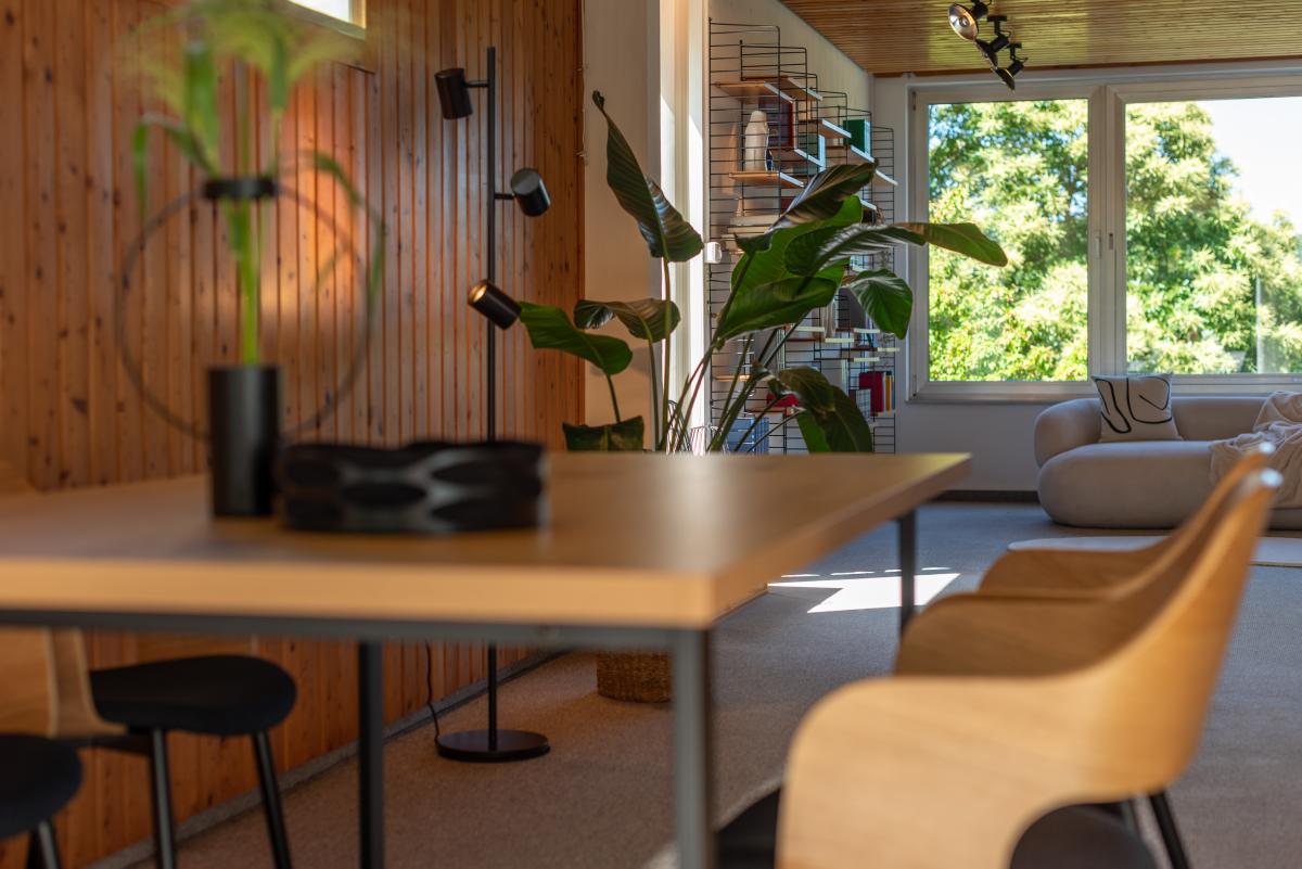 Beispiel eines vollständig eingerichteten Wohnraums für den Immobilienverkauf