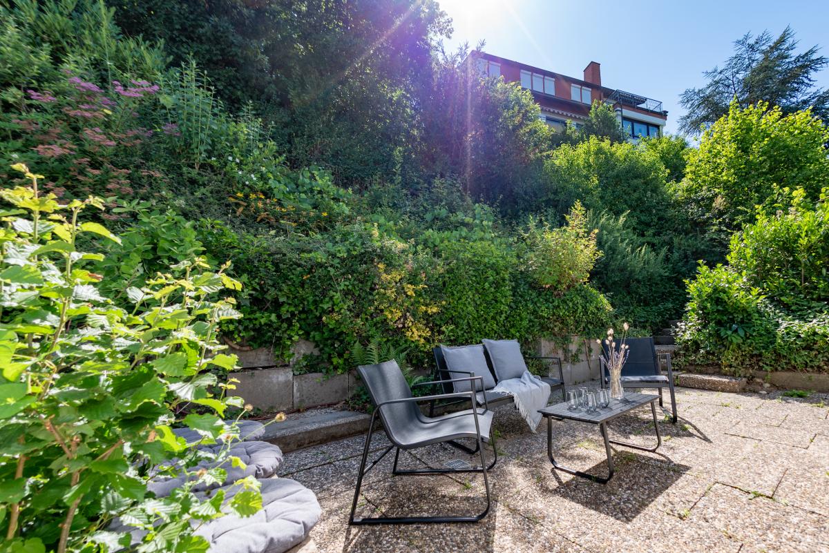 Einladend gestaltete Terrasse mit gemütlicher Möblierung